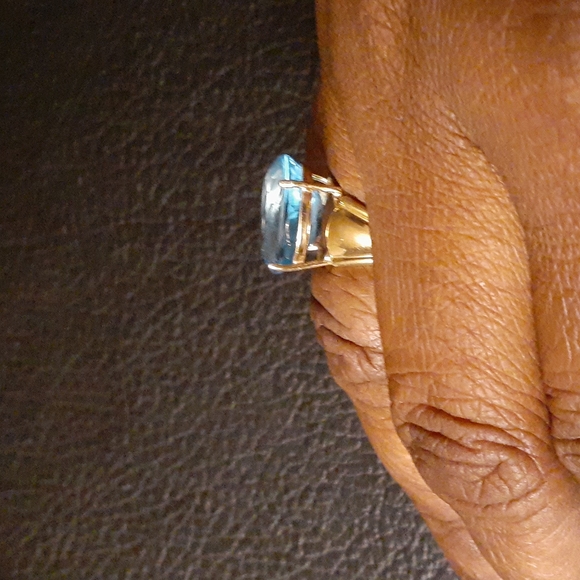 10K YELLOW GOLD OVAL BLUE TOPAZ RING - Picture 2 of 7